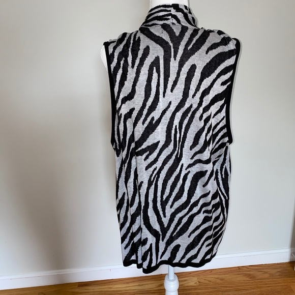 Plus Sized Zebra Print Cardigan - Picture 3 of 5